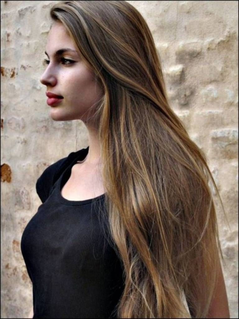 30 Estilos de Pelo Castaño Largo Más Elegantes y que Merece la Pena Probar