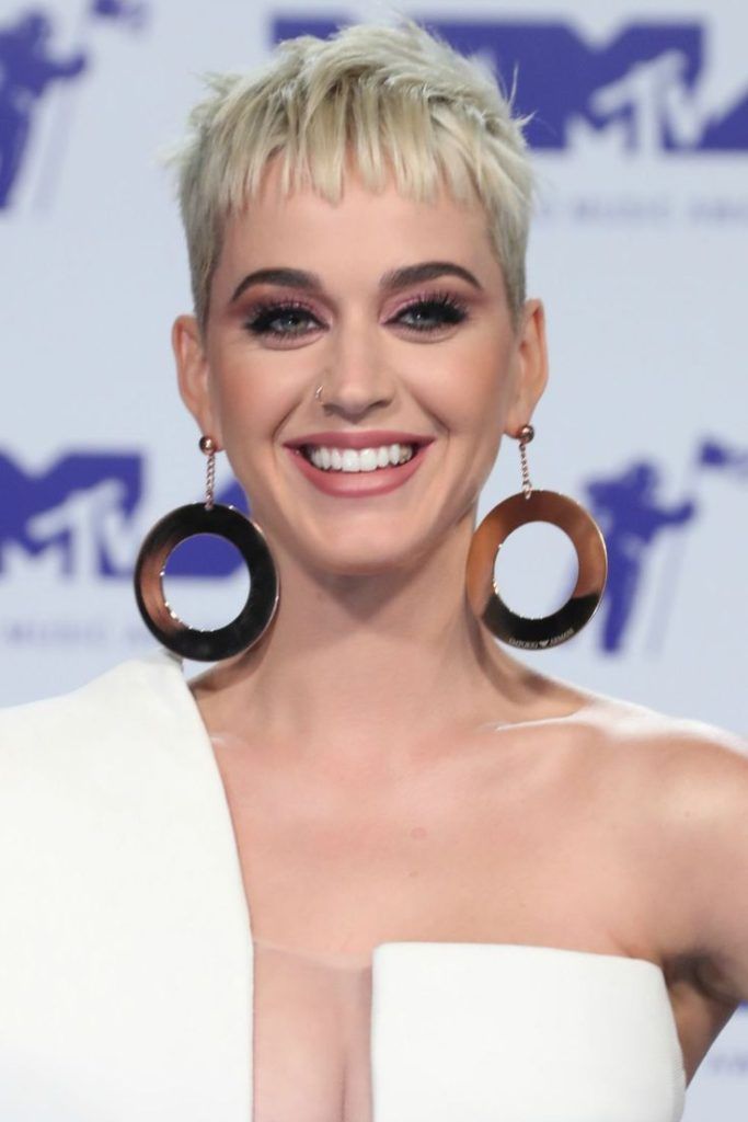 18 Inspiraciones de Peinados de Katy Perry para Copiar Este Año