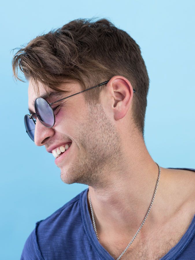 20 Peinados más geniales para hombres con gafas (Guía 2024)