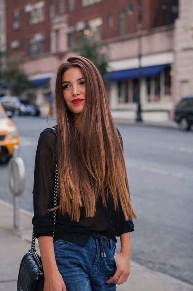 30 Estilos de Pelo Castaño Largo Más Elegantes y que Merece la Pena Probar