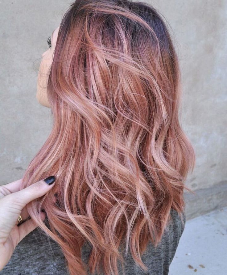 20 Ideas de Color de Pelo Rosa Dorado para Mujeres