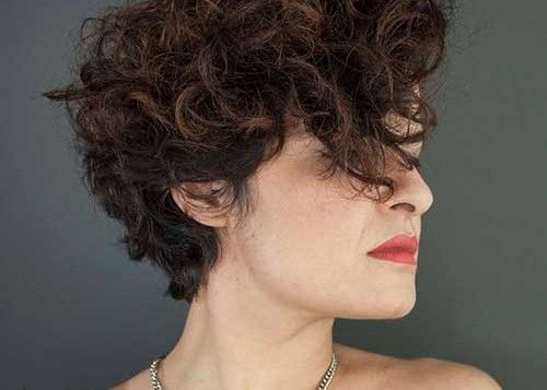 35 Cortes de pelo corto impresionantes y actuales para cabello rizado