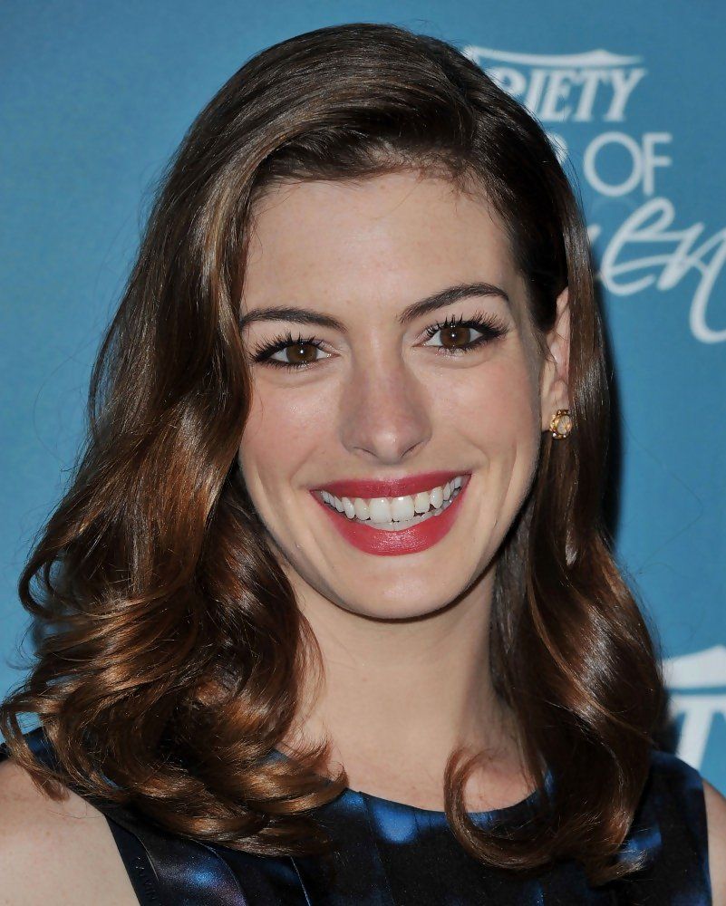 Corte de pelo de Anne Hathaway - 35 looks de cabello elegantes de Anne Hathaway