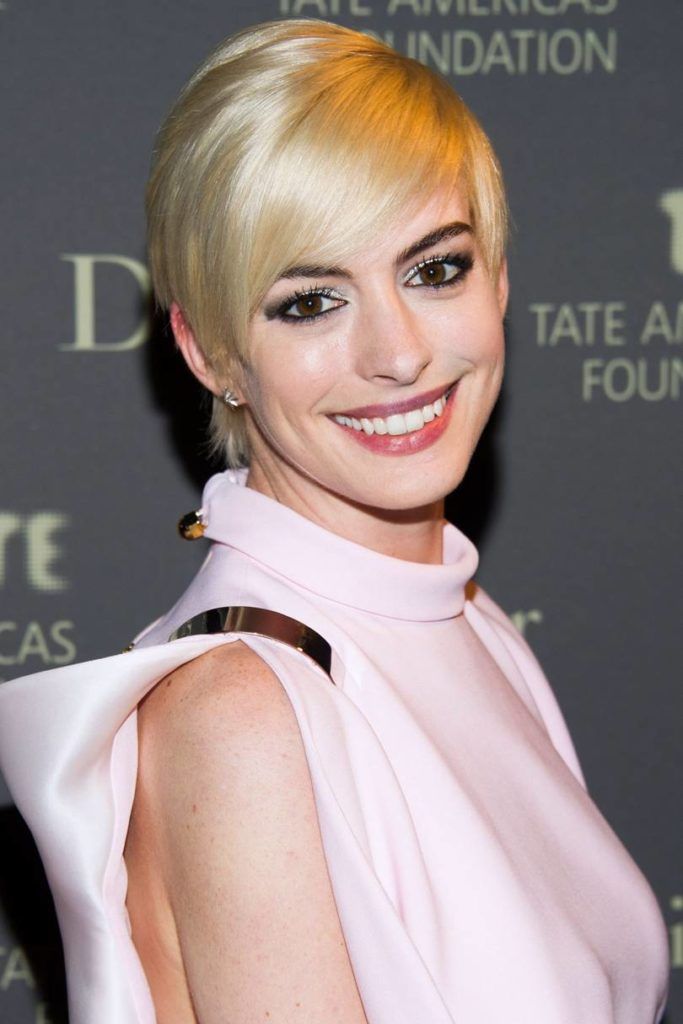 Corte de pelo de Anne Hathaway - 35 looks de cabello elegantes de Anne Hathaway