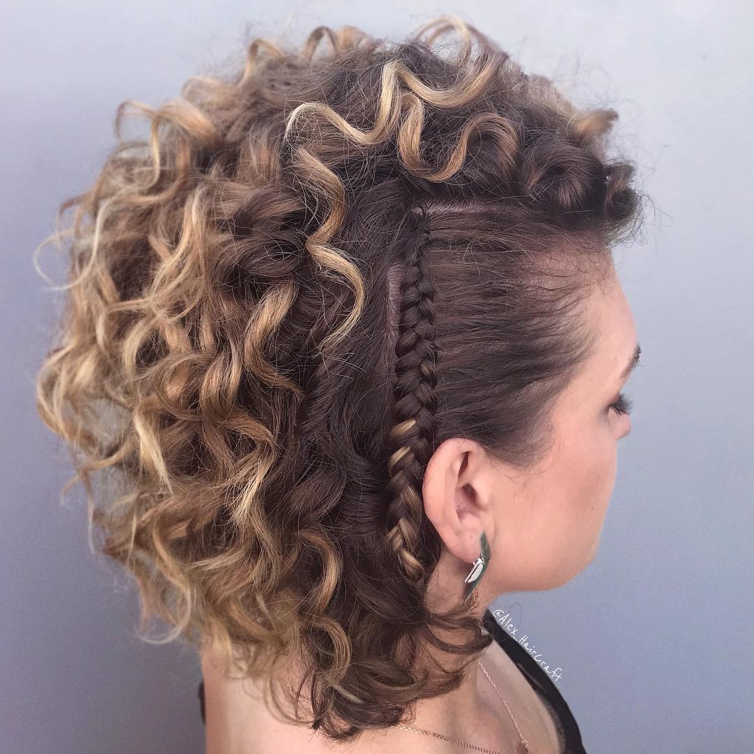 25 Peinados rizados con trenzas que vale la pena probar