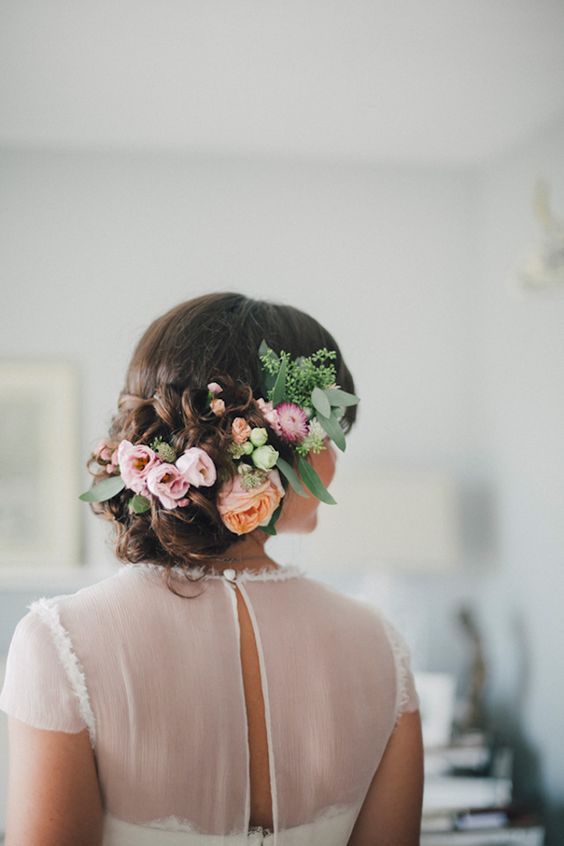 30 Peinados de Boda Elegantes y Graciosos con Flores