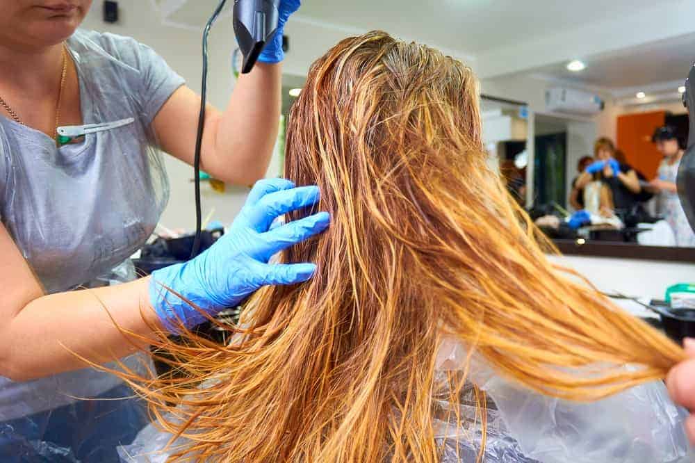 Mi pelo se puso naranja después de decolorarlo: una solución fácil