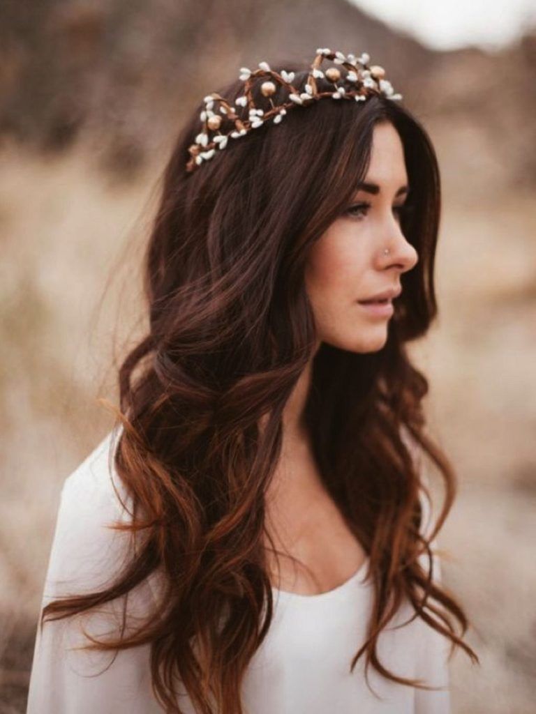 14 Peinados con Tiara para un Look Glamuroso y Fabuloso