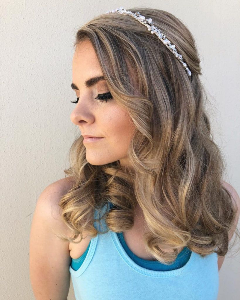 14 Peinados con Tiara para un Look Glamuroso y Fabuloso