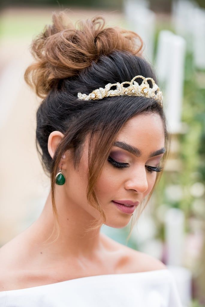 14 Peinados con Tiara para un Look Glamuroso y Fabuloso