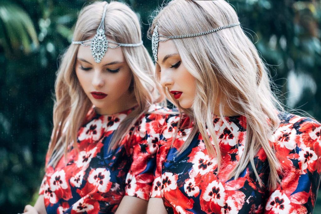 14 Peinados con Tiara para un Look Glamuroso y Fabuloso