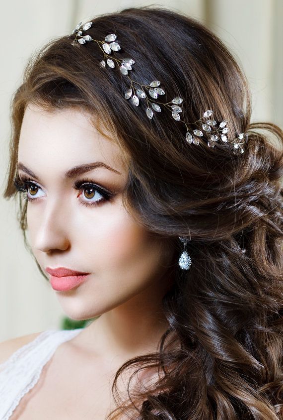 14 Peinados con Tiara para un Look Glamuroso y Fabuloso