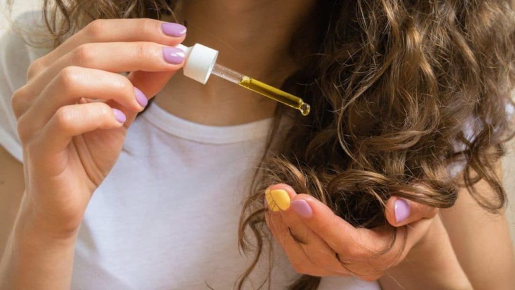 Cómo cuidar el cabello rizado de forma natural