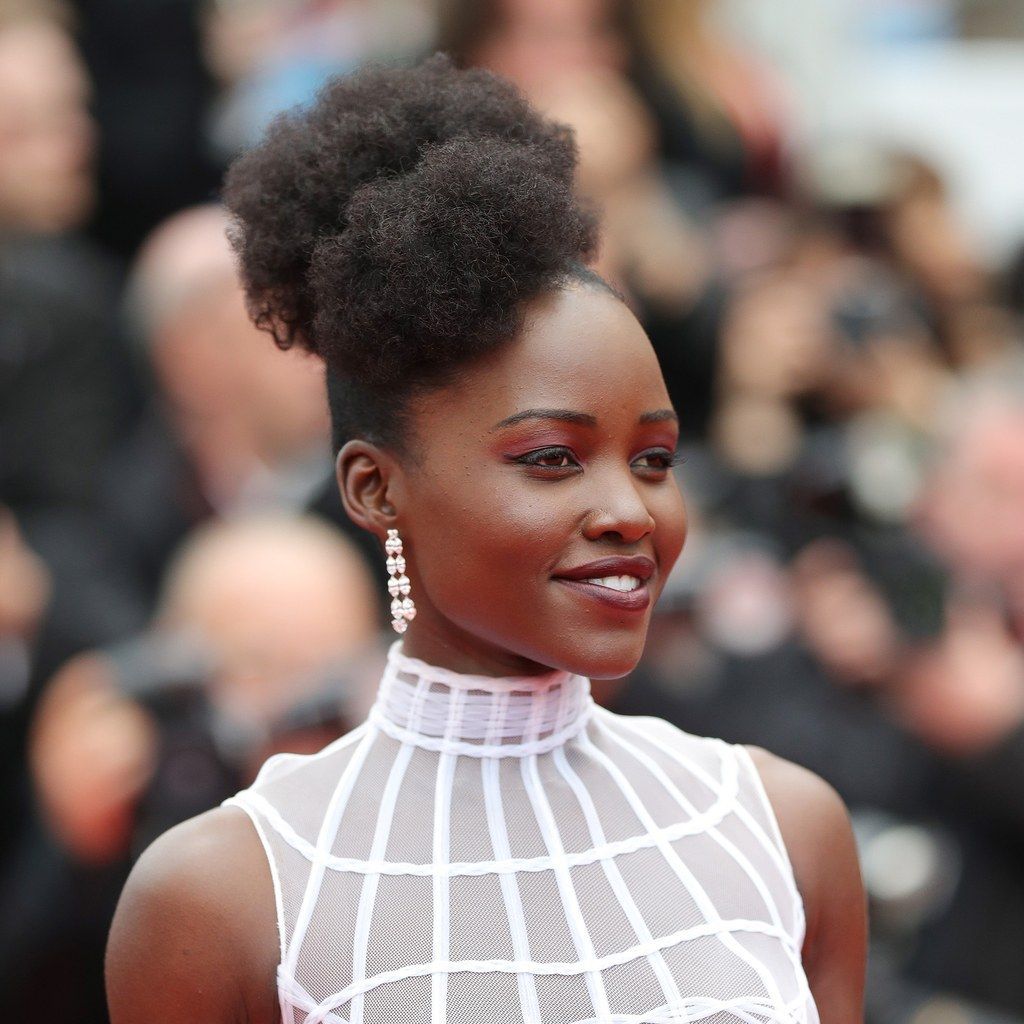 Peinado de Lupita Nyong'o - 20 Variaciones de Absoluta Coolesa