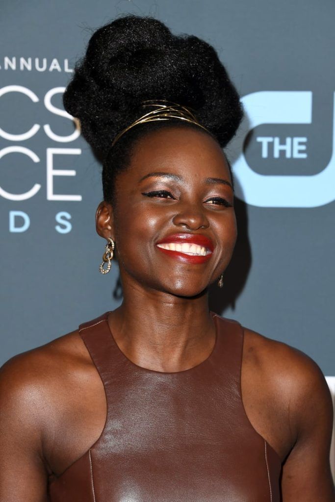 Peinado de Lupita Nyong'o - 20 Variaciones de Absoluta Coolesa