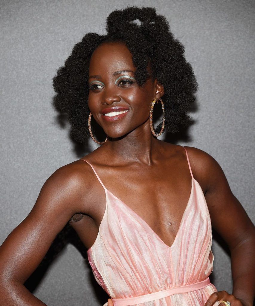 Peinado de Lupita Nyong'o - 20 Variaciones de Absoluta Coolesa