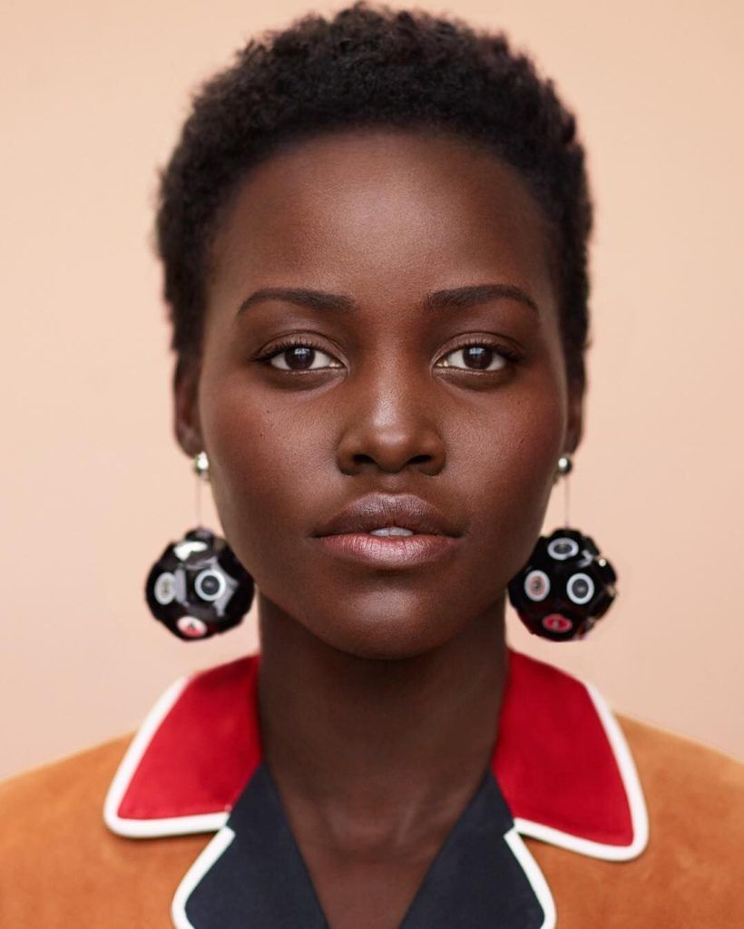 Peinado de Lupita Nyong'o - 20 Variaciones de Absoluta Coolesa