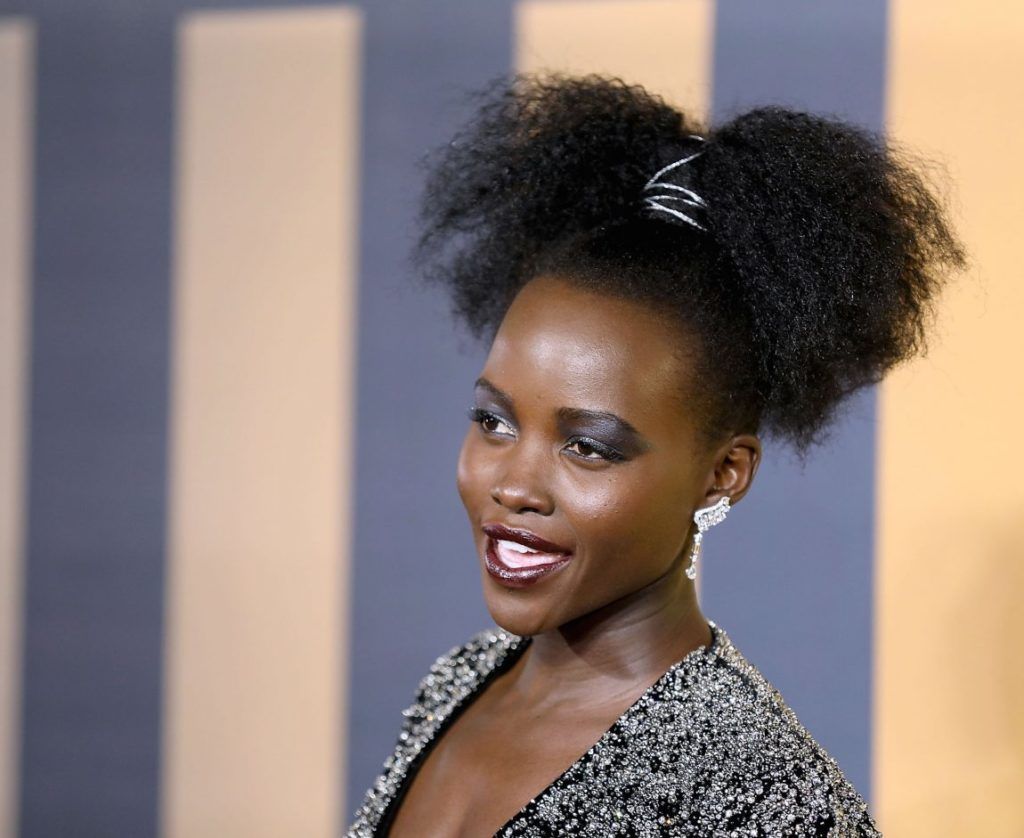 Peinado de Lupita Nyong'o - 20 Variaciones de Absoluta Coolesa