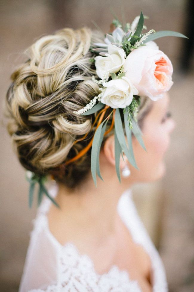 30 Peinados de Boda Elegantes y Graciosos con Flores