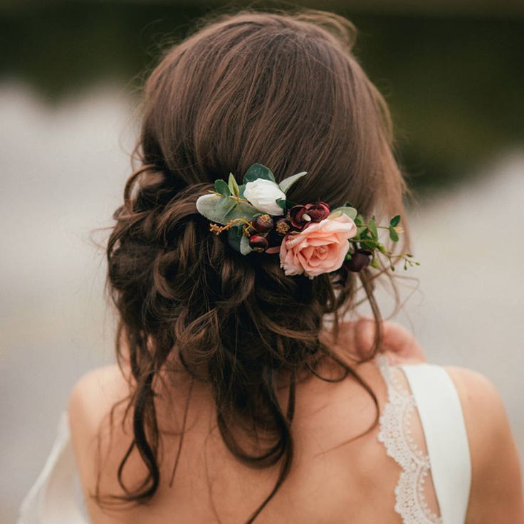 30 Peinados de Boda Elegantes y Graciosos con Flores