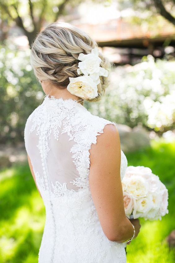 30 Peinados de Boda Elegantes y Graciosos con Flores