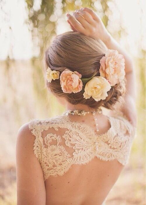 30 Peinados de Boda Elegantes y Graciosos con Flores