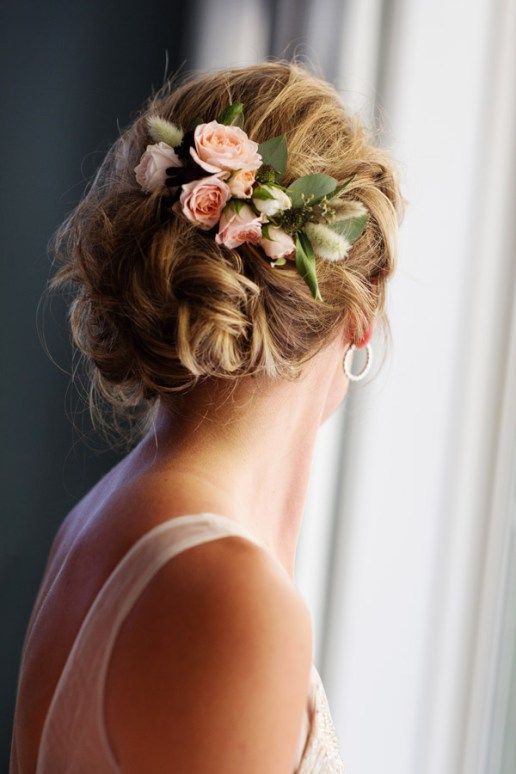 30 Peinados de Boda Elegantes y Graciosos con Flores