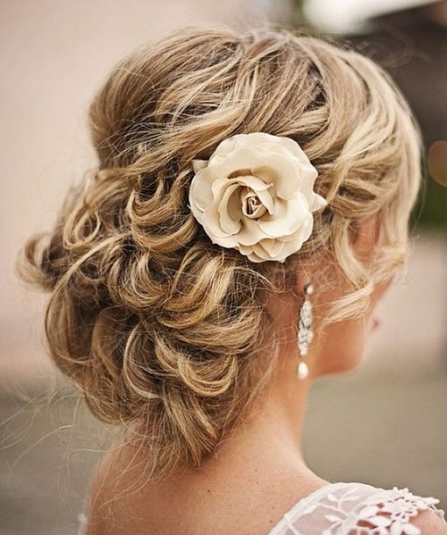 25 Peinados de Boda Rizados Más Elegantes