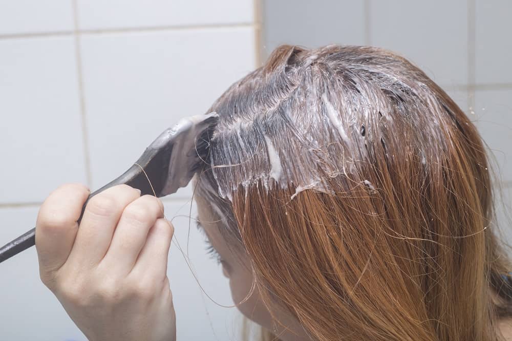 Cómo arreglar el pelo que se ha vuelto naranja después de teñirlo rubio