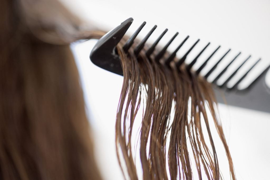 Cómo cuidar el cabello rizado de forma natural