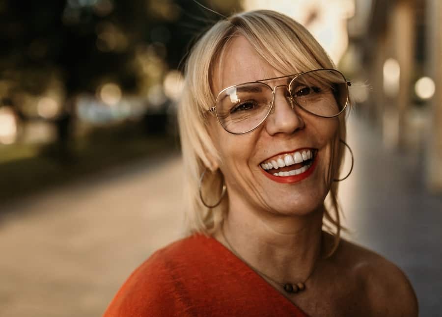 25 Peinados para Mujeres Mayores de 50 con Gafas