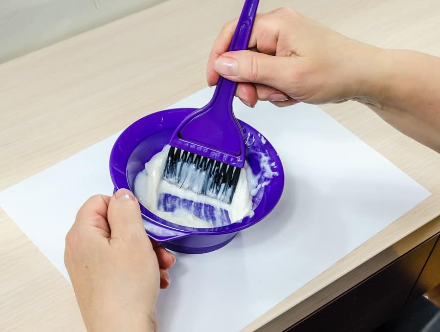 Aquí tienes cómo puedes mezclar el cabello gris con reflejos y sombras