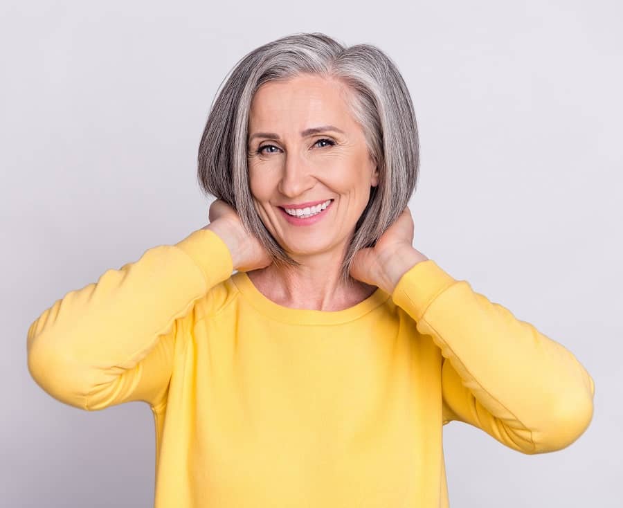 Aquí tienes cómo puedes mezclar el cabello gris con reflejos y sombras